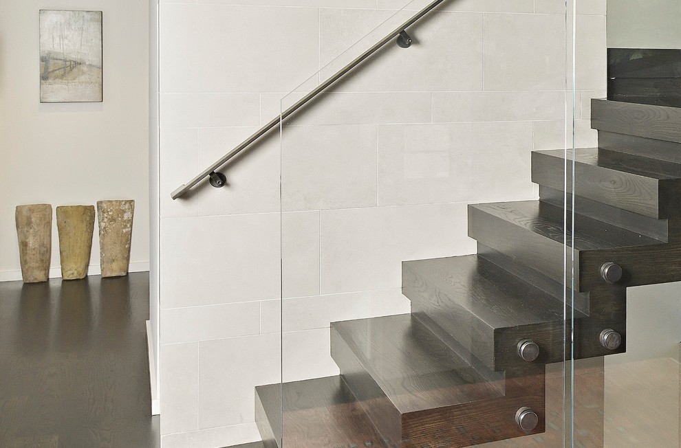 Стильный дизайн: угловая деревянная лестница среднего размера в современном стиле с деревянными ступенями и стеклянными перилами - последний тренд