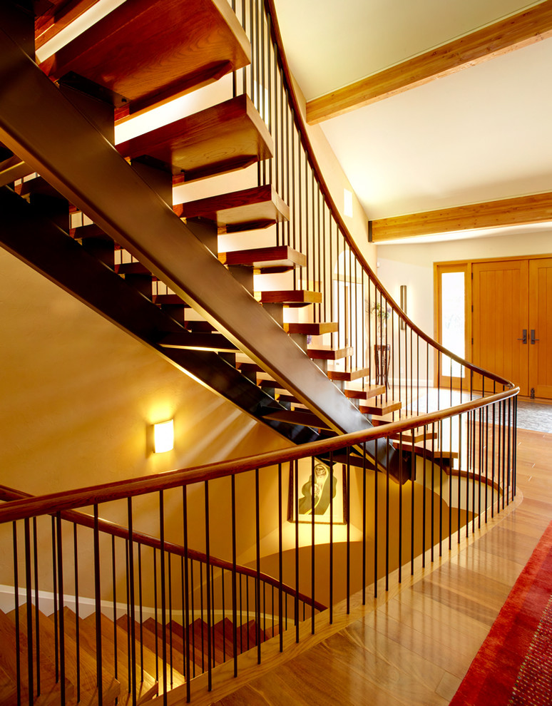 Diseño de escalera recta contemporánea de tamaño medio sin contrahuella con escalones de madera