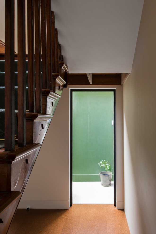 Ejemplo de escalera recta minimalista pequeña con escalones de madera, contrahuellas de madera y barandilla de madera