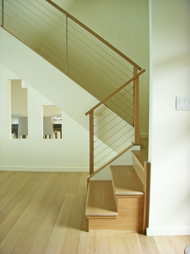 Große Moderne Holztreppe in U-Form mit Holz-Setzstufen in Providence