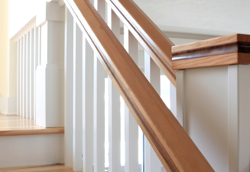 Inspiration pour un escalier peint traditionnel en U de taille moyenne avec des marches en bois et un garde-corps en bois.