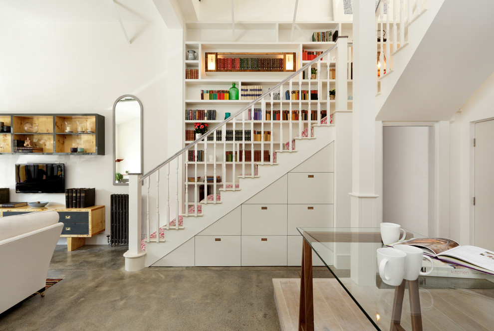 Стильный дизайн: угловая лестница в современном стиле с деревянными перилами и кладовкой или шкафом под ней - последний тренд