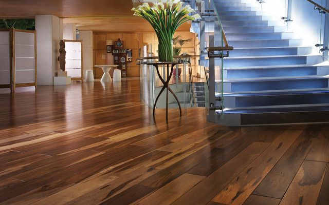 Diseño de escalera recta tradicional grande con escalones de madera, contrahuellas de madera pintada y barandilla de vidrio