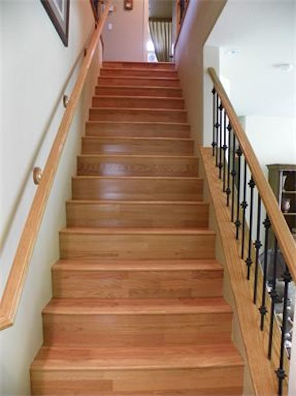 Modelo de escalera recta pequeña con escalones de madera y contrahuellas de madera