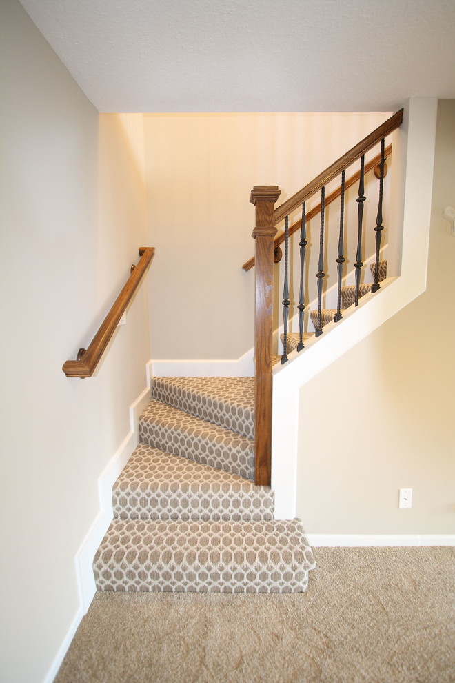 Exemple d'un petit escalier chic en L avec des marches en moquette et des contremarches en moquette.