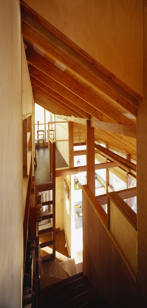Aménagement d'un petit escalier contemporain en L avec des marches en bois et des contremarches en bois.