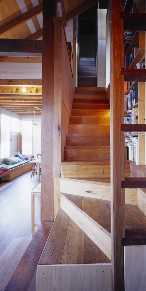 Ejemplo de escalera en L minimalista pequeña con escalones de madera y contrahuellas de madera