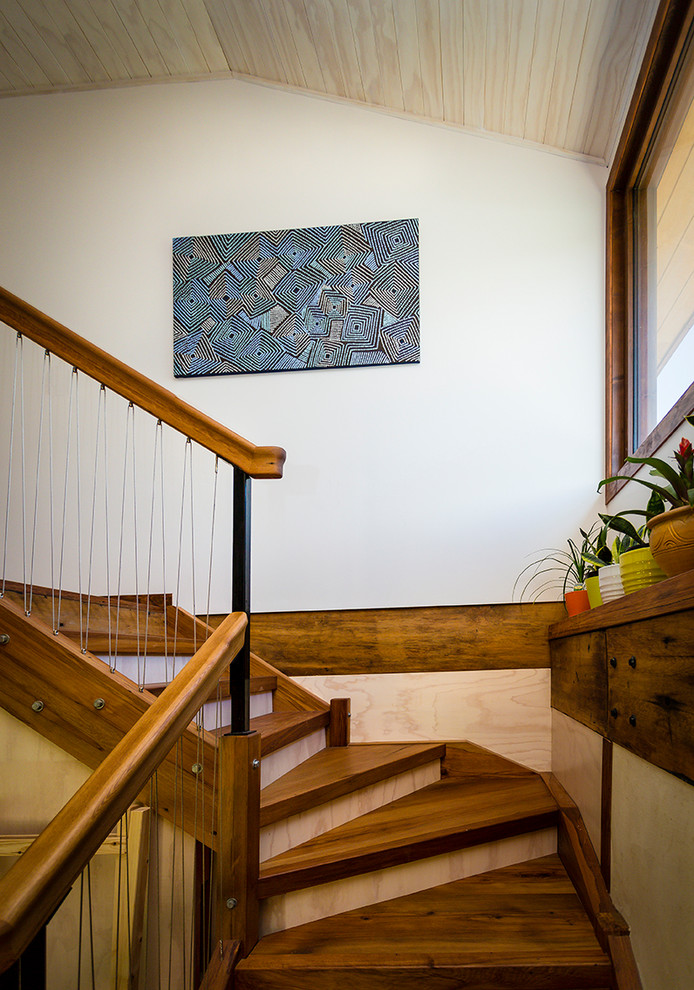 Idées déco pour un escalier peint montagne en U de taille moyenne avec des marches en bois et un garde-corps en matériaux mixtes.