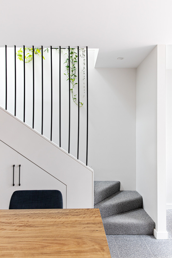 Kleine Moderne Treppe in L-Form mit Teppich-Treppenstufen, Teppich-Setzstufen und Stahlgeländer in Sydney