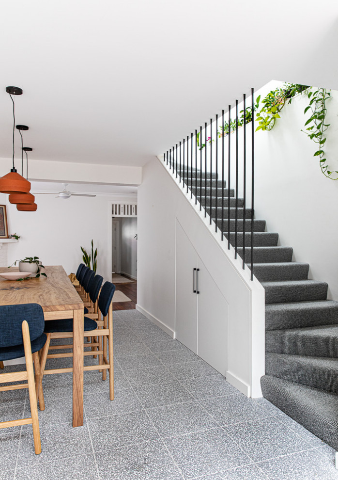 Источник вдохновения для домашнего уюта: маленькая угловая лестница в современном стиле с ступенями с ковровым покрытием, ковровыми подступенками и металлическими перилами для на участке и в саду