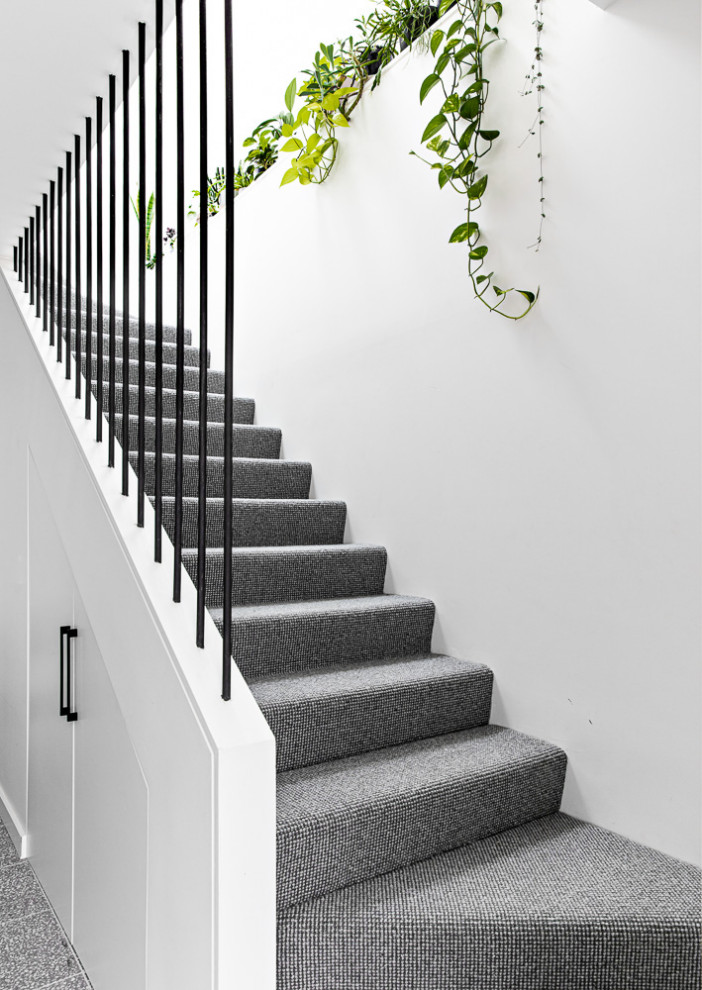 Пример оригинального дизайна: маленькая угловая лестница в скандинавском стиле с ступенями с ковровым покрытием, ковровыми подступенками и металлическими перилами для на участке и в саду