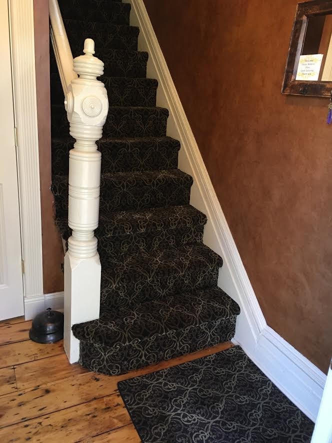 На фото: прямая лестница среднего размера в стиле неоклассика (современная классика) с ступенями с ковровым покрытием и ковровыми подступенками