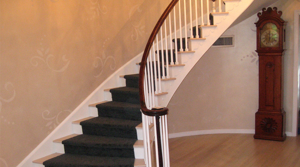 Свежая идея для дизайна: изогнутая лестница среднего размера в современном стиле с ступенями с ковровым покрытием и ковровыми подступенками - отличное фото интерьера