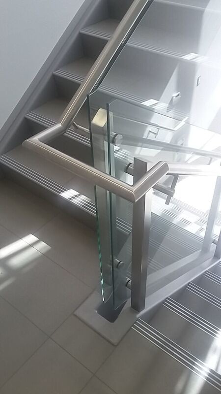 Modelo de escalera en U moderna grande con escalones con baldosas y contrahuellas con baldosas y/o azulejos