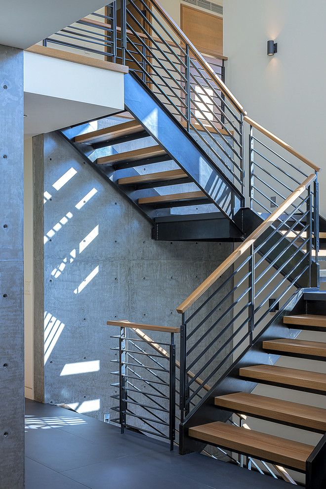 Idée de décoration pour un escalier sans contremarche design en U avec des marches en bois.