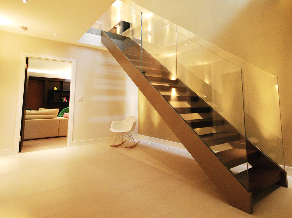 Источник вдохновения для домашнего уюта: прямая лестница в современном стиле с деревянными ступенями и стеклянными перилами без подступенок