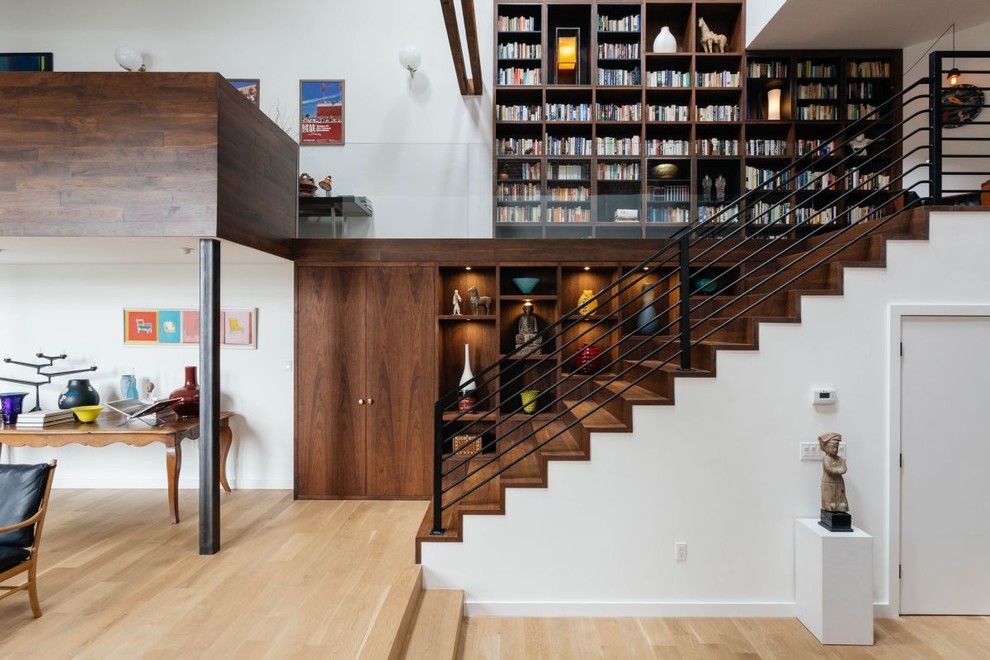 Foto de escalera recta contemporánea de tamaño medio con escalones de madera y contrahuellas de madera