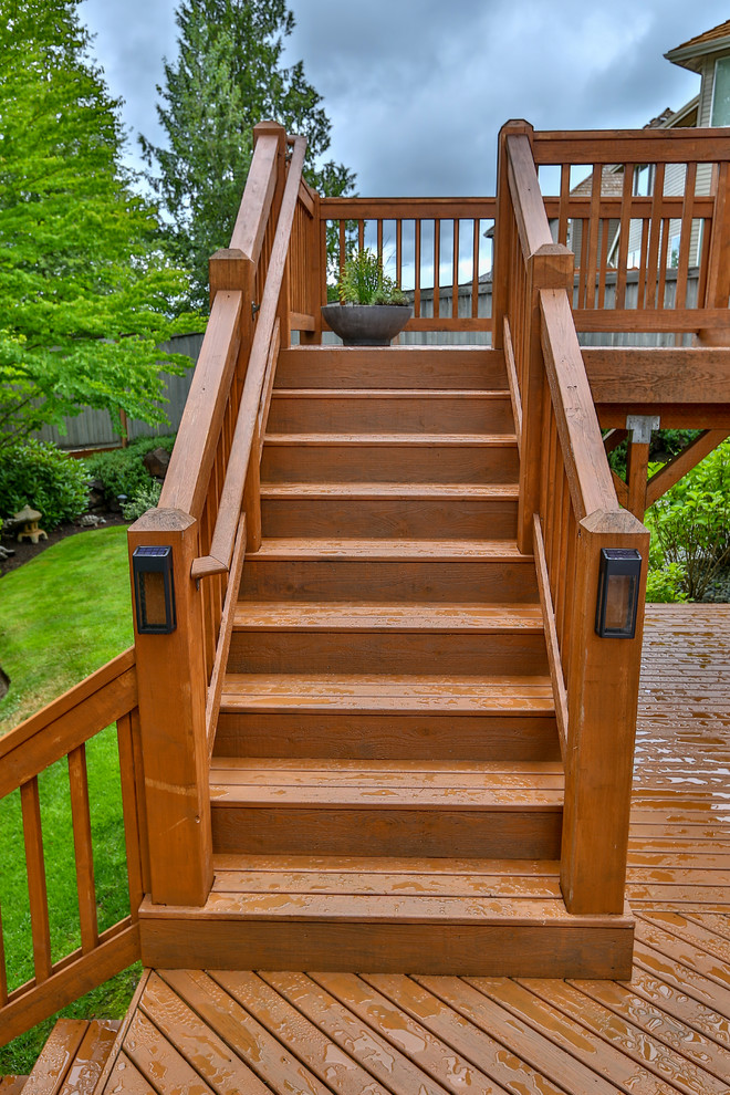 Foto de escalera recta de estilo americano grande con escalones de madera, contrahuellas de madera y barandilla de madera