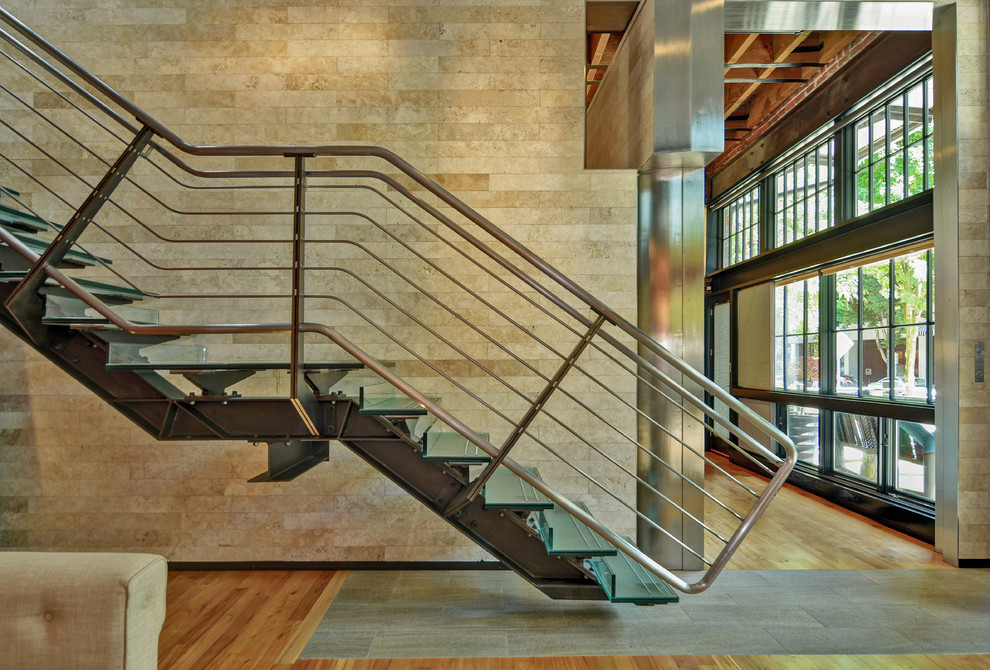 Cette photo montre un escalier industriel avec des marches en verre et palier.