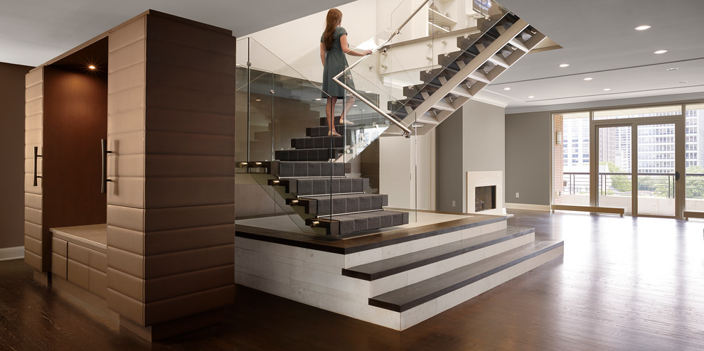 Imagen de escalera minimalista con escalones de madera y contrahuellas de madera