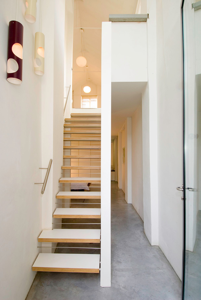 Gerade Moderne Treppe mit gebeizten Holz-Treppenstufen und offenen Setzstufen in London
