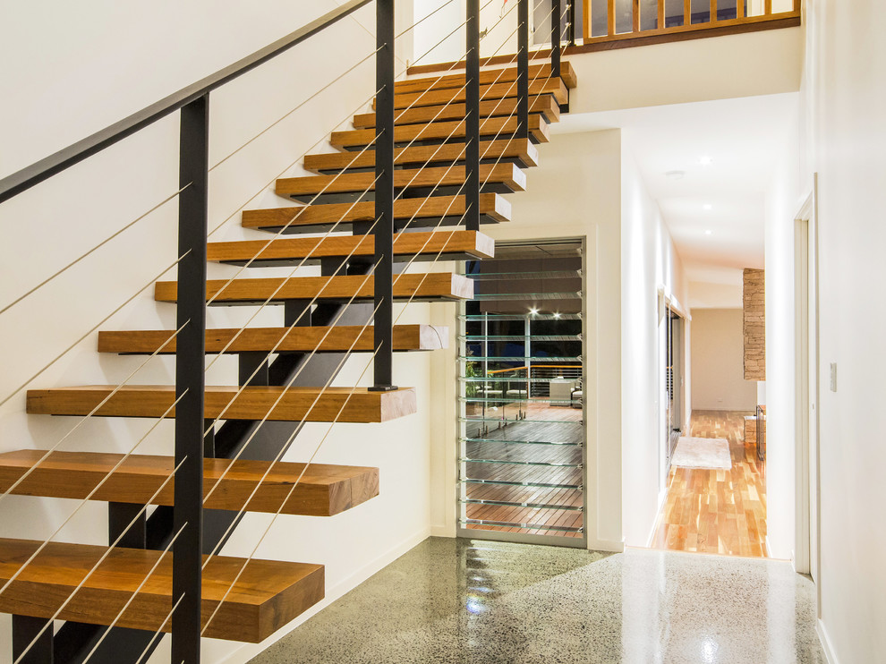 Foto de escalera recta contemporánea pequeña sin contrahuella con escalones de madera y barandilla de cable