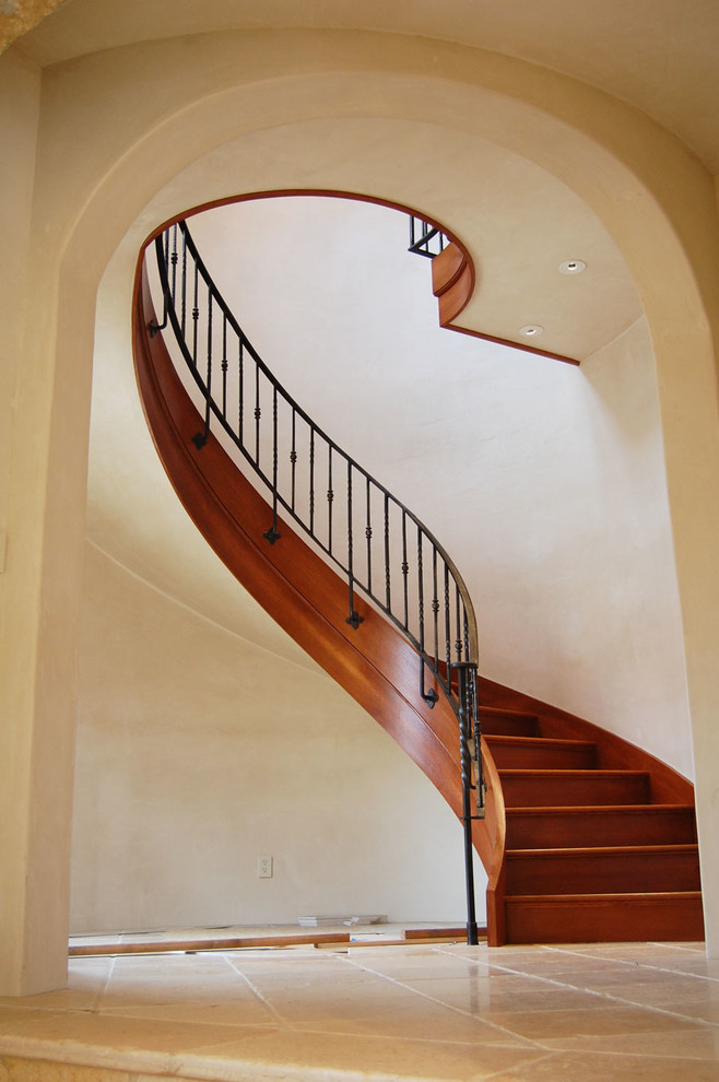 Пример оригинального дизайна: винтовая деревянная лестница среднего размера в средиземноморском стиле с деревянными ступенями