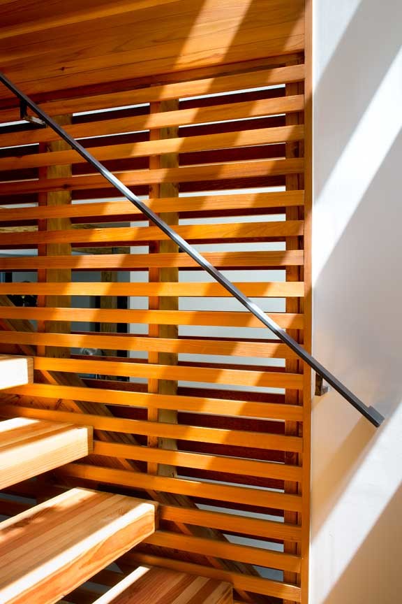 Ejemplo de escalera suspendida moderna sin contrahuella con escalones de madera