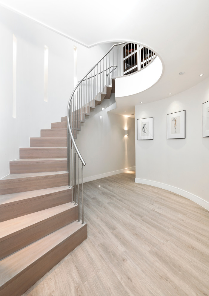 Idée de décoration pour un escalier courbe design avec palier.
