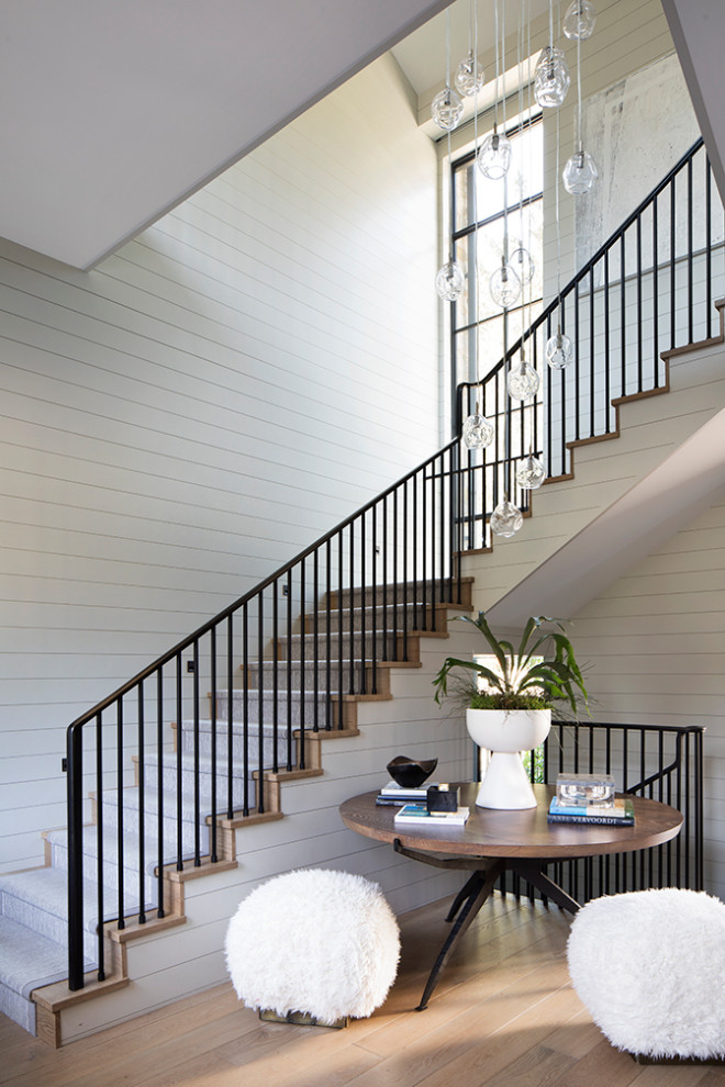 Источник вдохновения для домашнего уюта: угловая деревянная лестница в стиле неоклассика (современная классика) с ступенями с ковровым покрытием и металлическими перилами