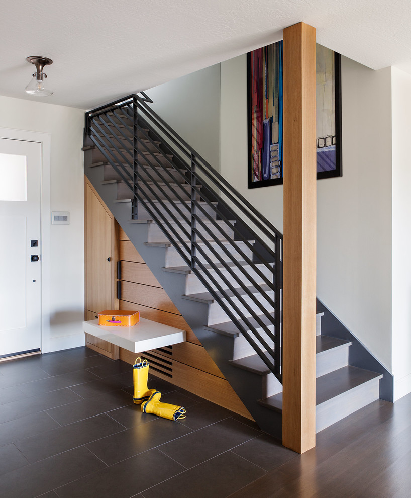 Aménagement d'un grand escalier droit contemporain en béton avec des contremarches en béton et éclairage.