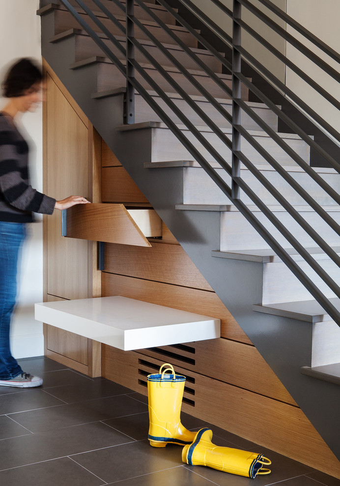 Пример оригинального дизайна: большая прямая бетонная лестница в стиле модернизм с бетонными ступенями