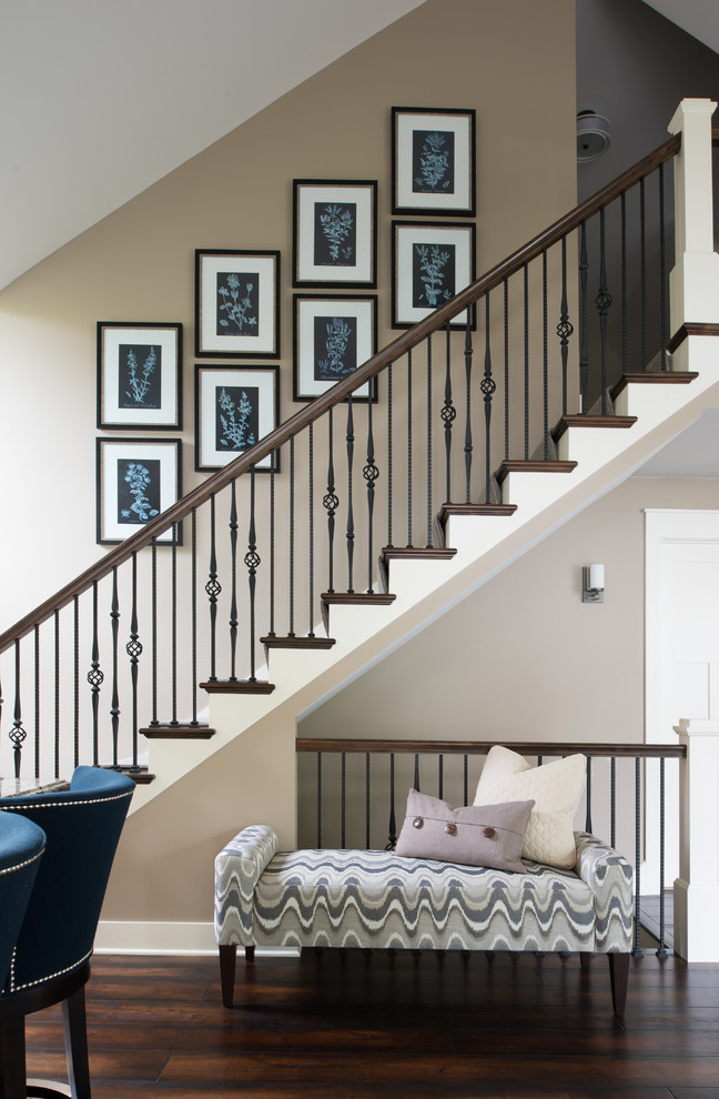 Imagen de escalera recta clásica renovada de tamaño medio con escalones de madera, contrahuellas de madera y barandilla de varios materiales