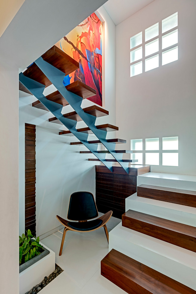This is an example of a contemporary staircase in Mumbai.