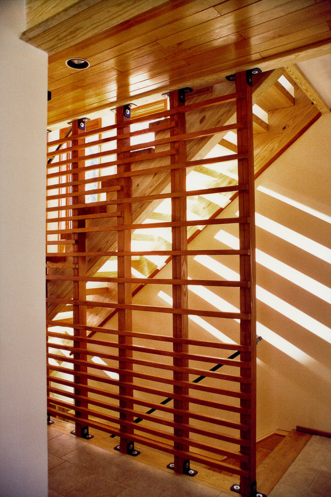 Inredning av en modern mellanstor rak trappa i trä, med öppna sättsteg