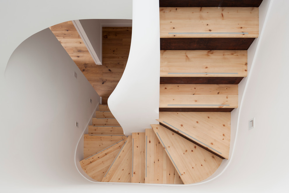 Idee per una scala a "U" contemporanea di medie dimensioni con pedata in legno e alzata in legno