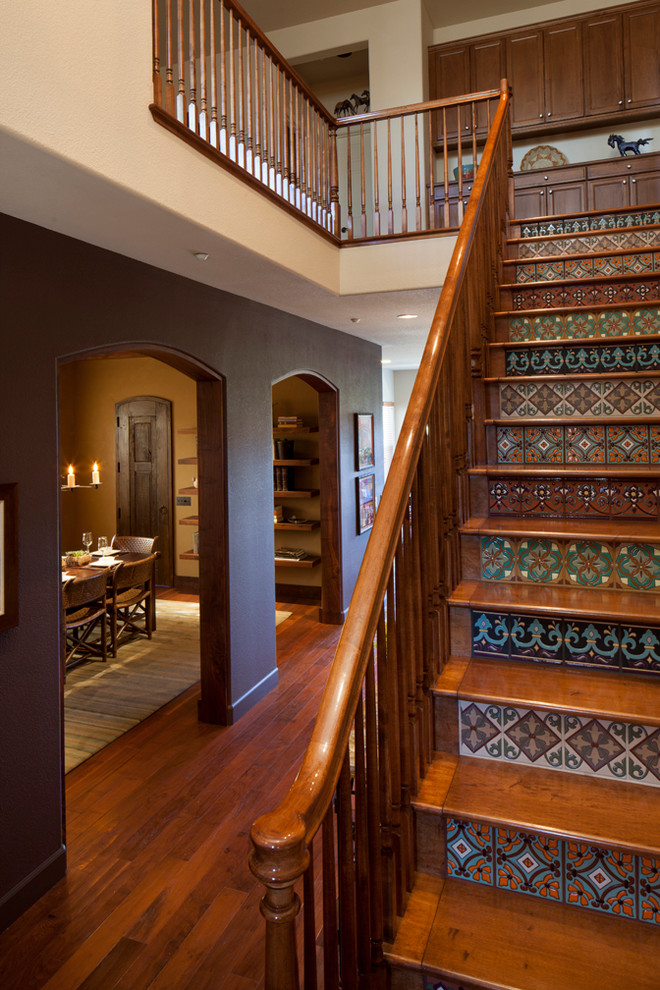 Стильный дизайн: прямая лестница среднего размера в стиле рустика с деревянными ступенями и подступенками из плитки - последний тренд