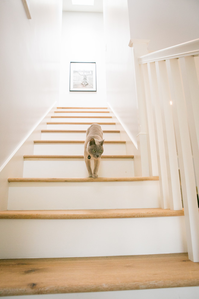 Idées déco pour un petit escalier peint droit campagne avec des marches en bois.