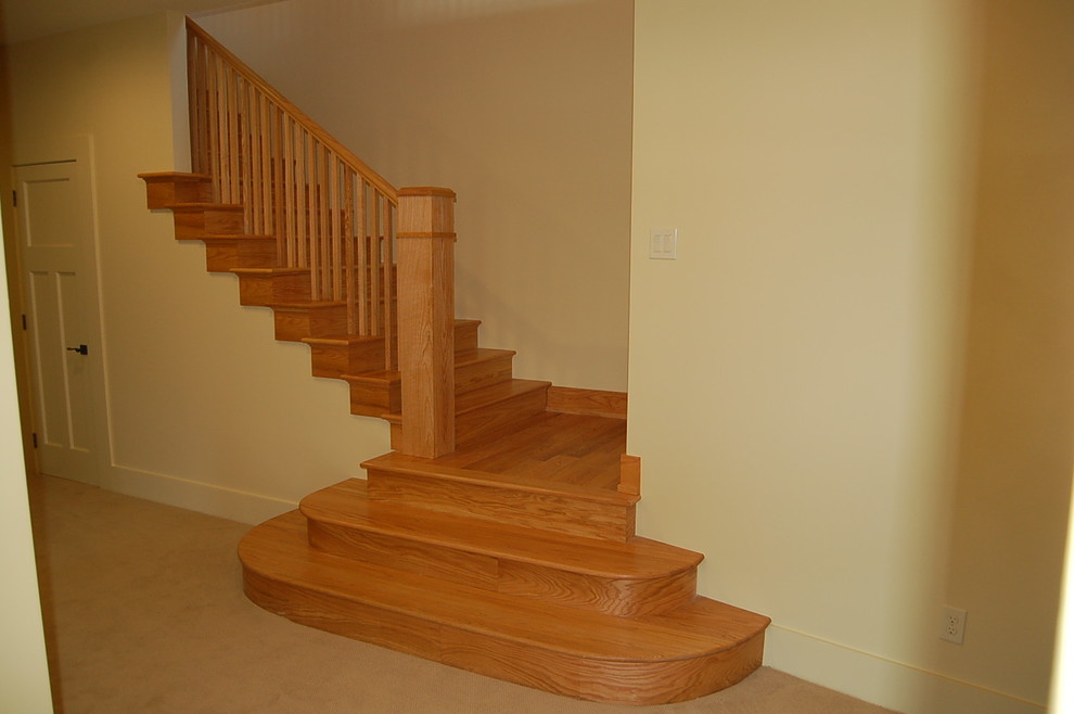 Aménagement d'un escalier contemporain en L de taille moyenne avec des marches en bois et des contremarches en bois.