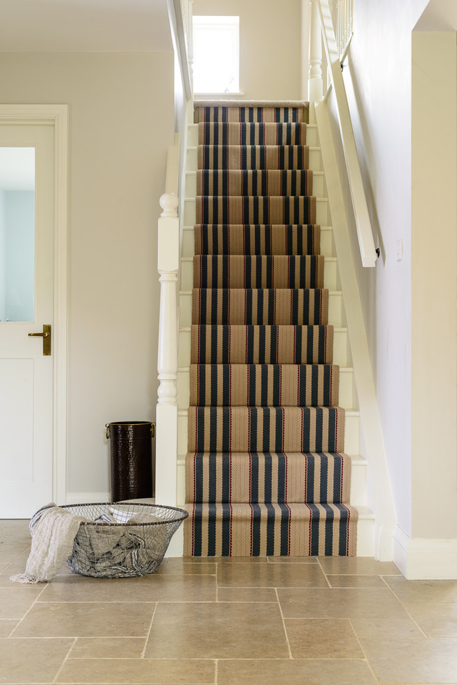 Идея дизайна: прямая деревянная лестница среднего размера в стиле кантри с ступенями с ковровым покрытием
