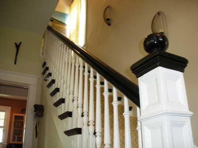 Foto de escalera recta bohemia de tamaño medio con escalones de madera y contrahuellas enmoquetadas