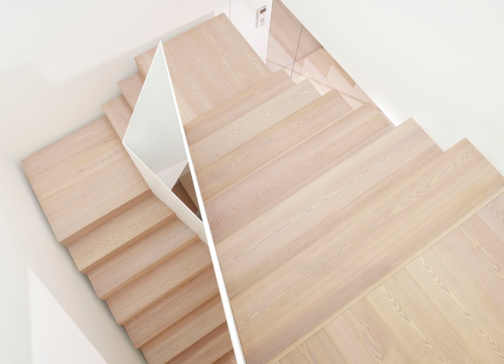 Moderne Holztreppe mit Holz-Setzstufen in Sonstige