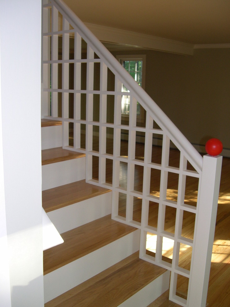 На фото: большая прямая лестница в классическом стиле с деревянными ступенями и крашенными деревянными подступенками с