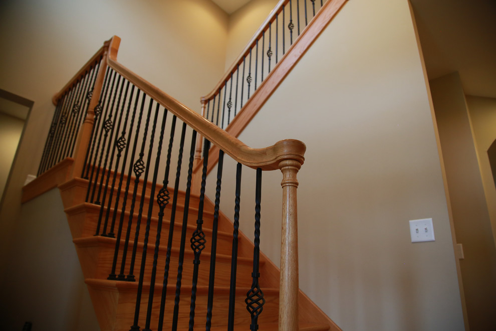 Источник вдохновения для домашнего уюта: п-образная лестница среднего размера в стиле кантри с деревянными ступенями