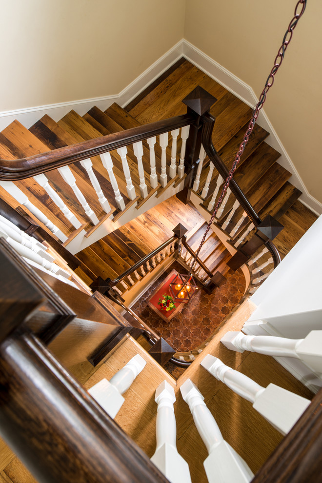 Exemple d'un grand escalier chic en L avec des marches en bois et des contremarches en bois.