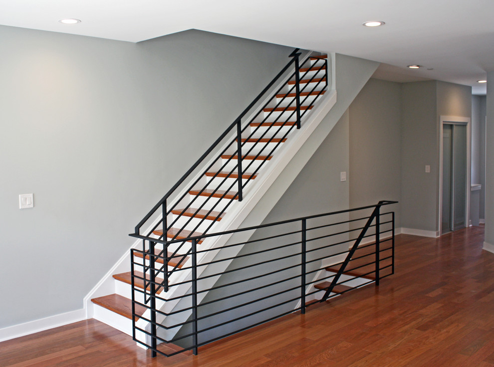 Idées déco pour un escalier peint contemporain en U de taille moyenne avec des marches en bois et un garde-corps en métal.