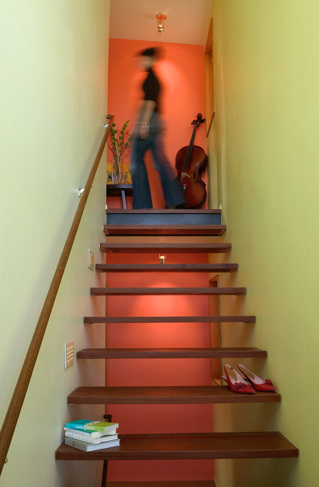 На фото: лестница на больцах в современном стиле без подступенок с