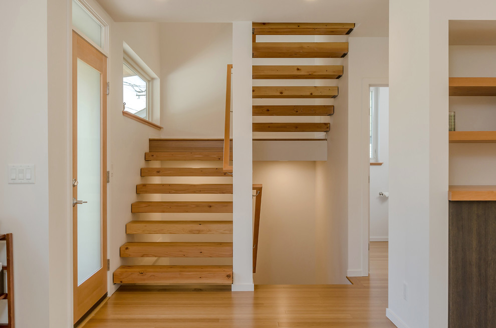 Свежая идея для дизайна: п-образная лестница среднего размера в стиле модернизм с деревянными ступенями без подступенок - отличное фото интерьера