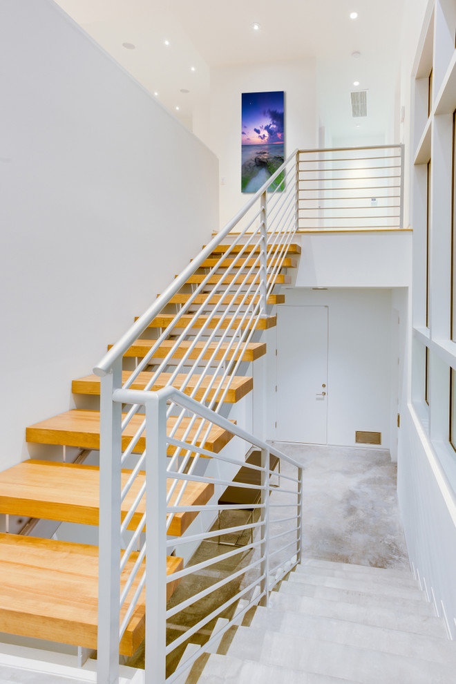 Imagen de escalera en U industrial de tamaño medio sin contrahuella con escalones de madera
