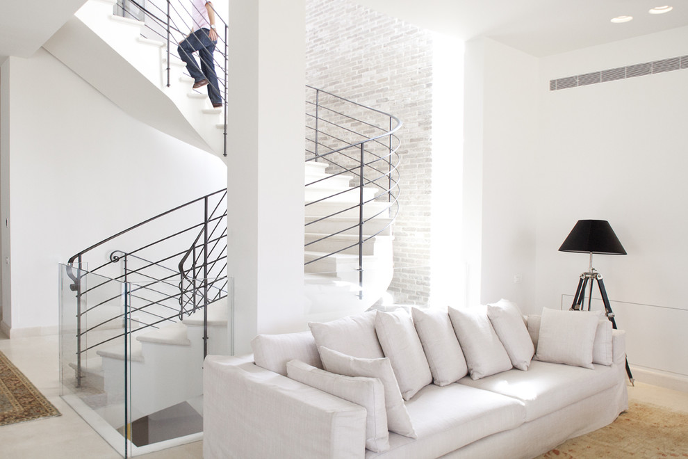 Идея дизайна: винтовая лестница в стиле модернизм